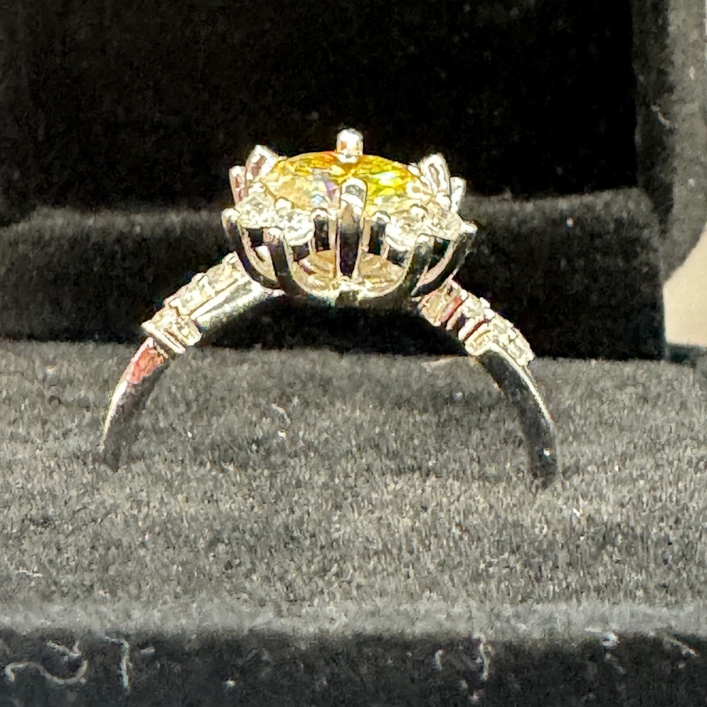 Moissanite bubble Stone Starburst Ring - Picture 7 of 7